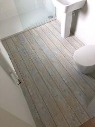 Fotografía: Instalación de suelo vinílico en baño. Rápido, limpio y sin obras
