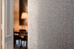 Fotografía: REVESTIMIENTO VINÍLICO ASPECTO TEXTIL DE VESCOM. ¡PAREDES LLENAS DE VIDA!