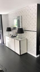 Fotografía: Diseño y funcionalidad con revestimiento vinílico en pared de distribuidor.