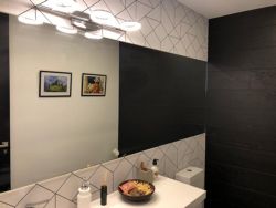 Fotografía: Revestimientos vinilicos en aseo de invitados instalado en un día.