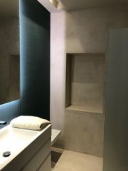 Fotografía: Cuarto de baño realizado en microcemento y revestimiento vinílico sin obra