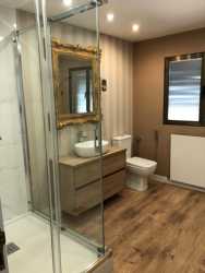 Fotografía: Reforma integral de baño con revestimientos sin obra. Rapido, limpio y elegante.