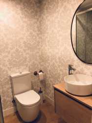 Fotografía: Reforma integral en aseo de cortesía con nuestros revestimientos vinílicos. Sin obra