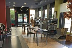 Fotografía: Interior de tienda/exposición Suelos y Paredes