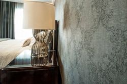 Fotografía: PARED DE DORMITORIO CON ENTELADO VINILICO LAVABLE VESCOM.  