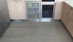 Fotografía: SUELO VINÍLICO EN COCINA SIN DESMONTAR MUEBLES SOBRE SUELO EXISTENTE. SIN OBRAS